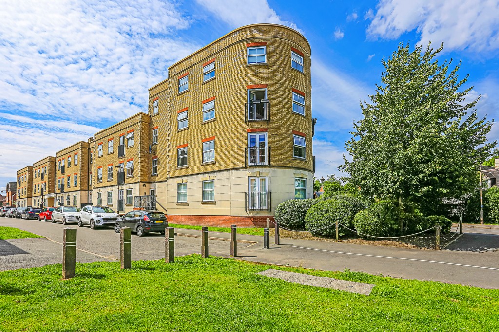2bedroom apartment for sale in Copperfield Court, 239 Dickens Heath